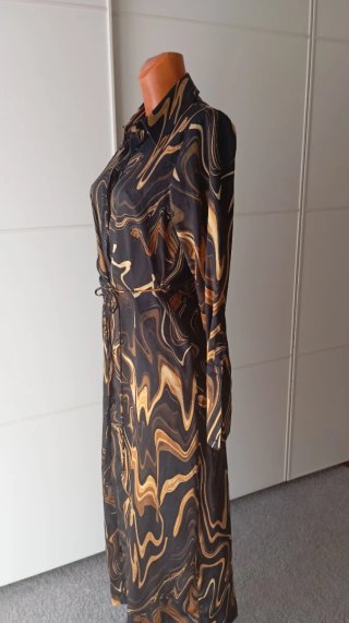 Vestido negro y dorado de Mango.