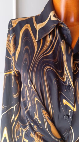 Vestido negro y dorado de Mango.