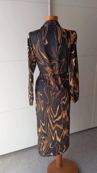 Vestido negro y dorado de Mango.