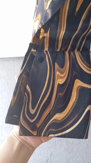 Vestido negro y dorado de Mango.