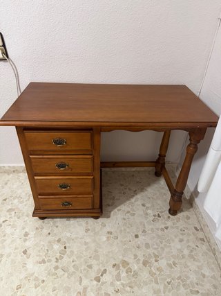 Escritorio de madera con cajones