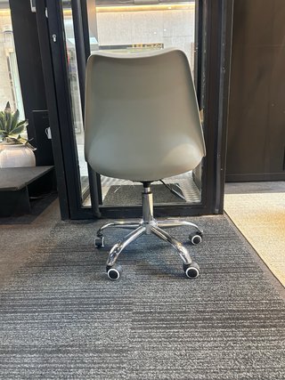 Silla de oficina gris con ruedas