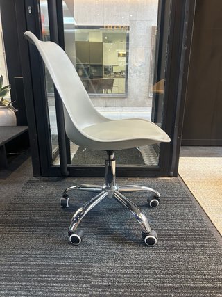 Silla de oficina gris con ruedas
