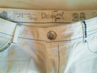 Pantalón blanco Desigual con bordados. Elegante.