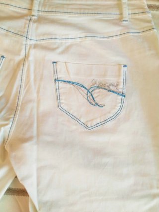 Pantalón blanco Desigual con bordados. Elegante.