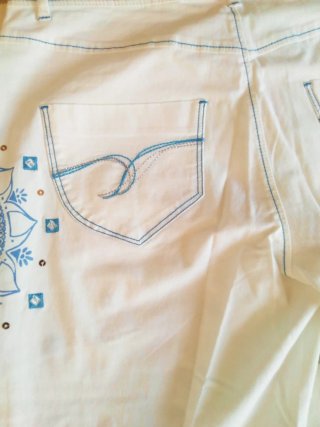 Pantalón blanco Desigual con bordados. Elegante.