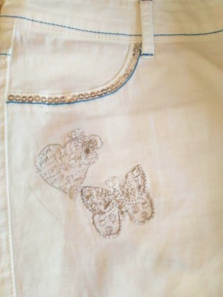 Pantalón blanco Desigual con bordados. Elegante.