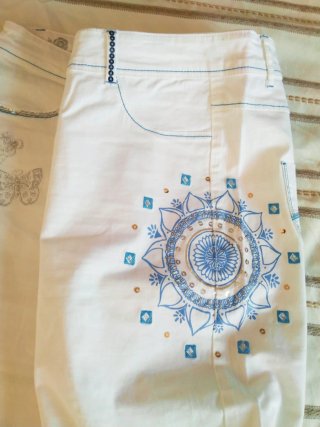 Pantalón blanco Desigual con bordados. Elegante.