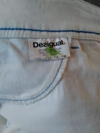 Pantalón blanco Desigual con bordados. Elegante.