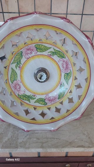 Lampadario in ceramica e ferro battuto