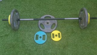 Barra Bodypump con discos 10kg y 2.5kg pesas entre