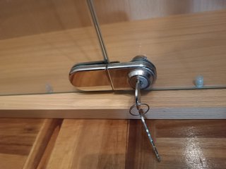 VITRINA EXPOSITORA DE MADERA Y CRISTAL