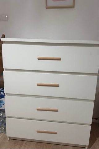 Cómoda blanca con tiradores de madera