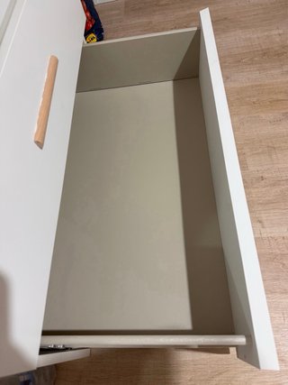 Cómoda blanca con tiradores de madera