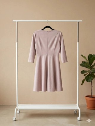 Elegante vestido rosa empolvado con detalles dorad