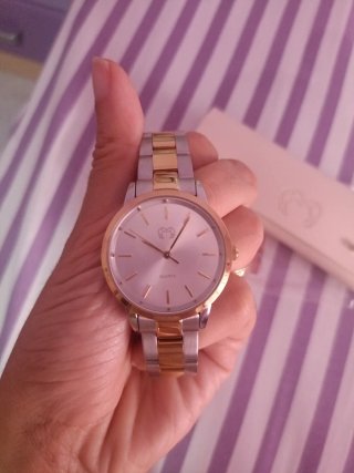 Reloj dorado y plateado