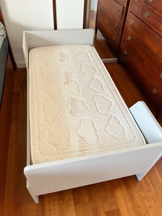 Cama infantil gris claro.