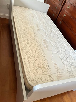 Cama infantil gris claro.
