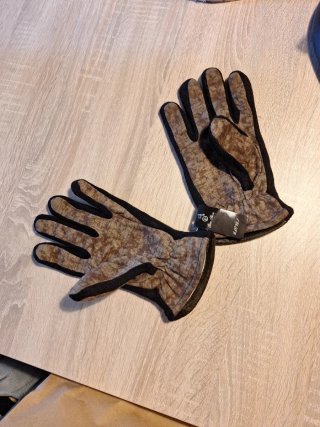 Guantes de invierno marrones y negros