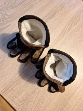 Guantes de invierno marrones y negros