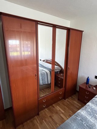 Dormitorio:  armario y cómoda.