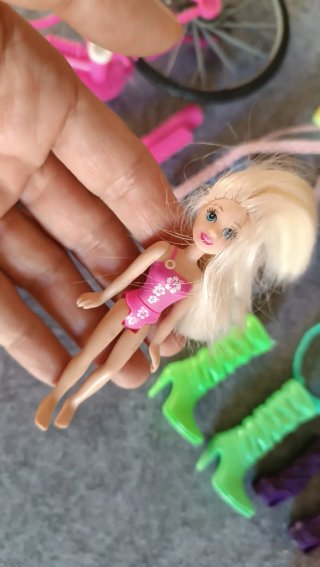 Set accessori Barbie: bici, vestiti, biberon