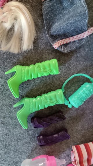 Set accessori Barbie: bici, vestiti, biberon