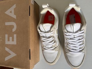 Zapatillas Veja Hombre Beige y Blanco