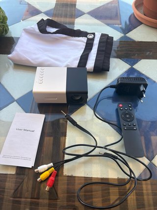 Proyector Lecoo con accesorios