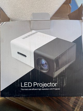 Proyector Lecoo con accesorios