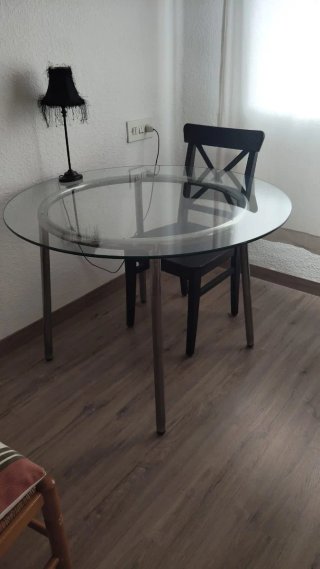 Mesa redonda cristal y metal salón