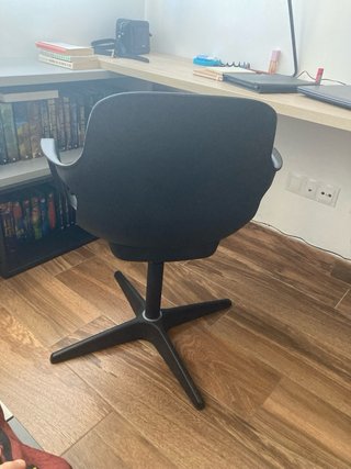 Silla de escritorio IKEA negra y gris