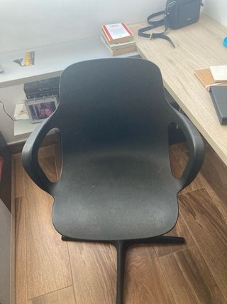 Silla de escritorio IKEA negra y gris