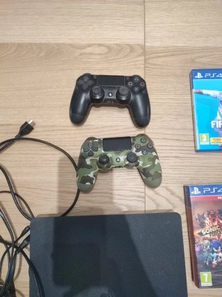 PS4 con 2 mandos, 7 juegos y 1 micrófono