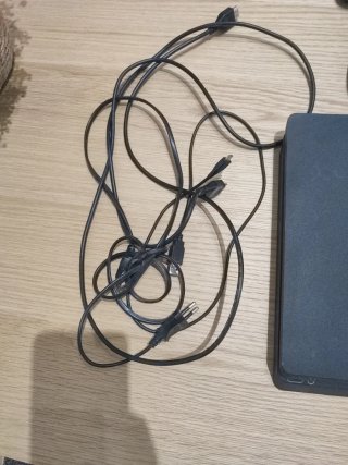 PS4 con 2 mandos, 7 juegos y 1 micrófono