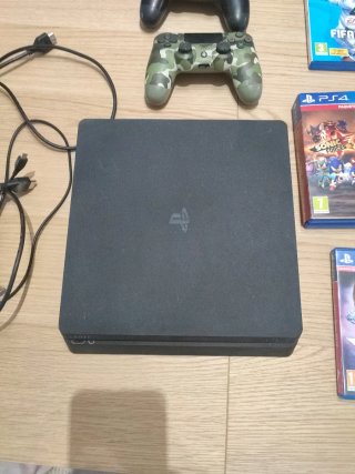 PS4 con 2 mandos, 7 juegos y 1 micrófono