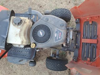 Tractor cortacésped naranja