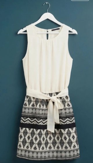 Vestido blanco con lazo y falda estampada