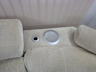 Sofá 3x2 beige con modulo reclinado automático.