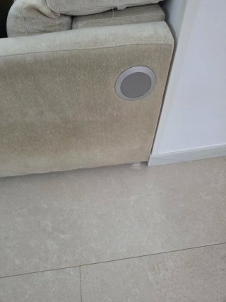 Sofá 3x2 beige con modulo reclinado automático.