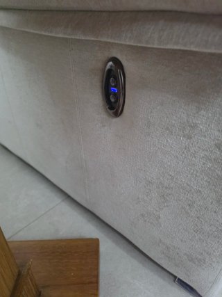 Sofá 3x2 beige con modulo reclinado automático.