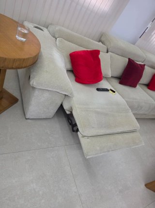 Sofá 3x2 beige con modulo reclinado automático.