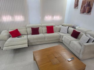Sofá 3x2 beige con modulo reclinado automático.