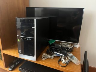 Lote de informática: torre, altavoces, teclado...