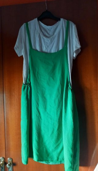 Vestido pichi verde y camiseta blanca T. M/L