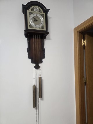 Reloj de pared clásico de madera. No funciona