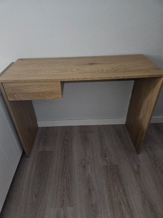 Escritorio de madera con cajón