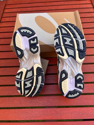 Zapatillas ASICS plateadas y blancas