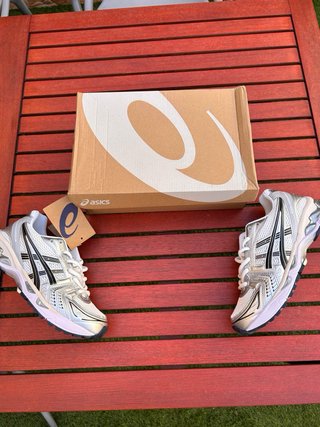 Zapatillas ASICS plateadas y blancas