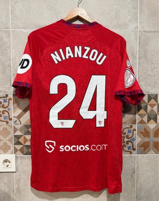 Camiseta del Sevilla FC con parches de Copa